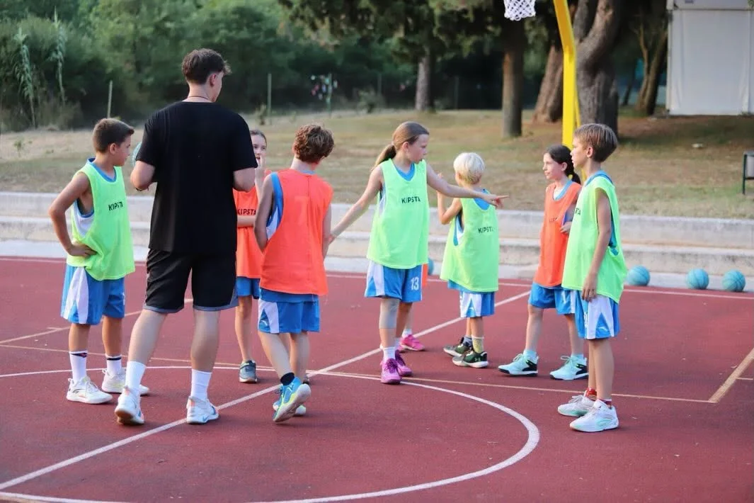 Trener razlaga vajo, Elite Summer Camp Poreč 2026