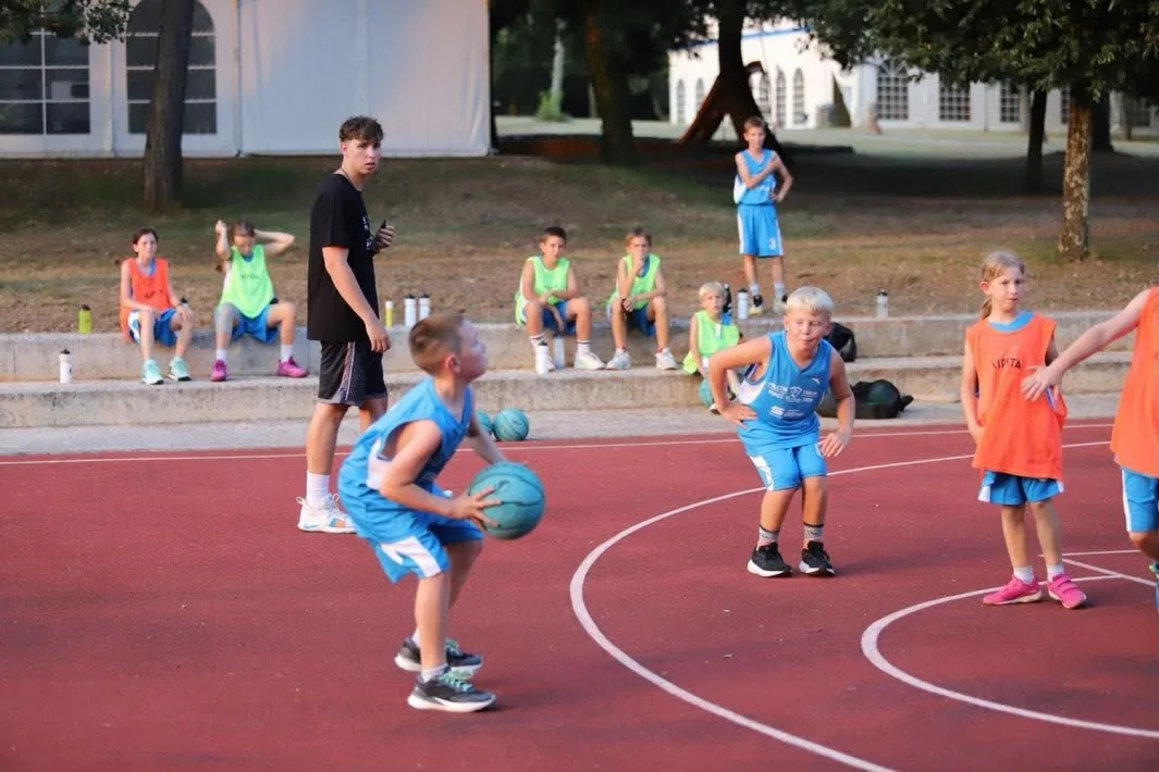 Trener in otroci na treningu, Elite Summer Camp Poreč 2026