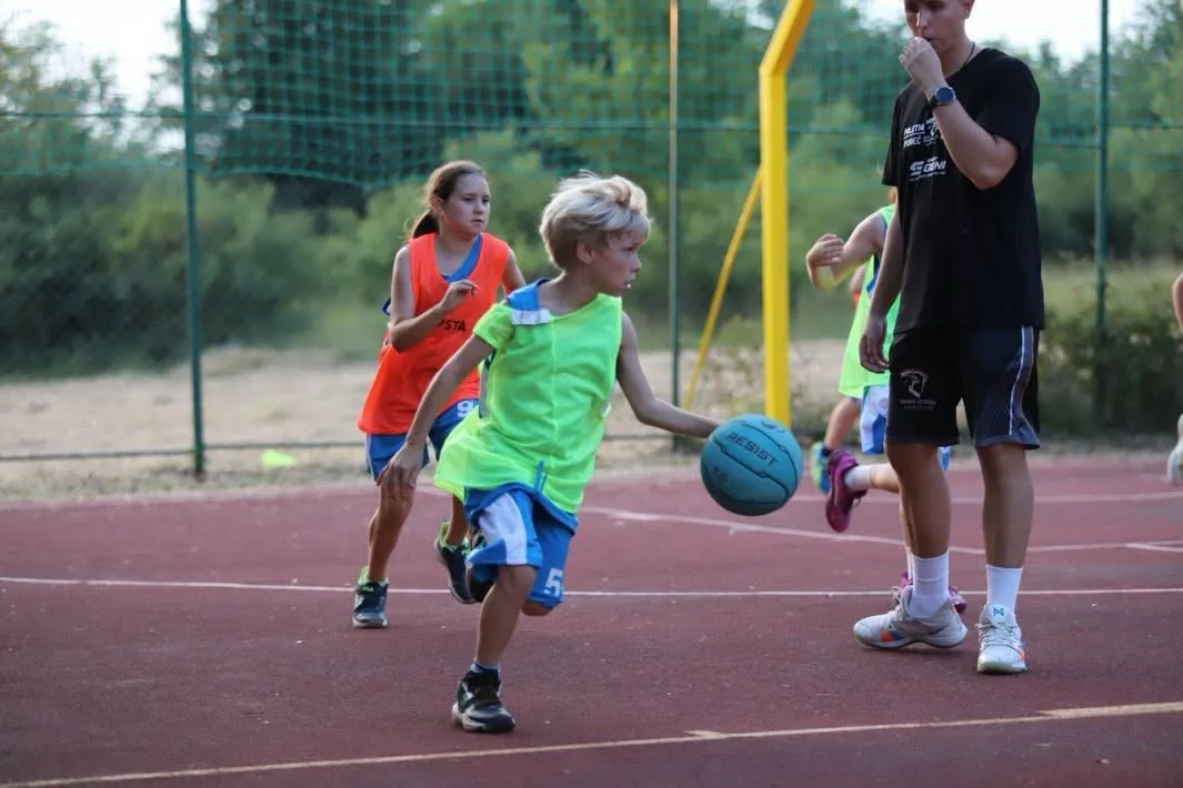 Vodenje žoge na Elite Summer Campu v Poreču 2026, trener ob igrišču