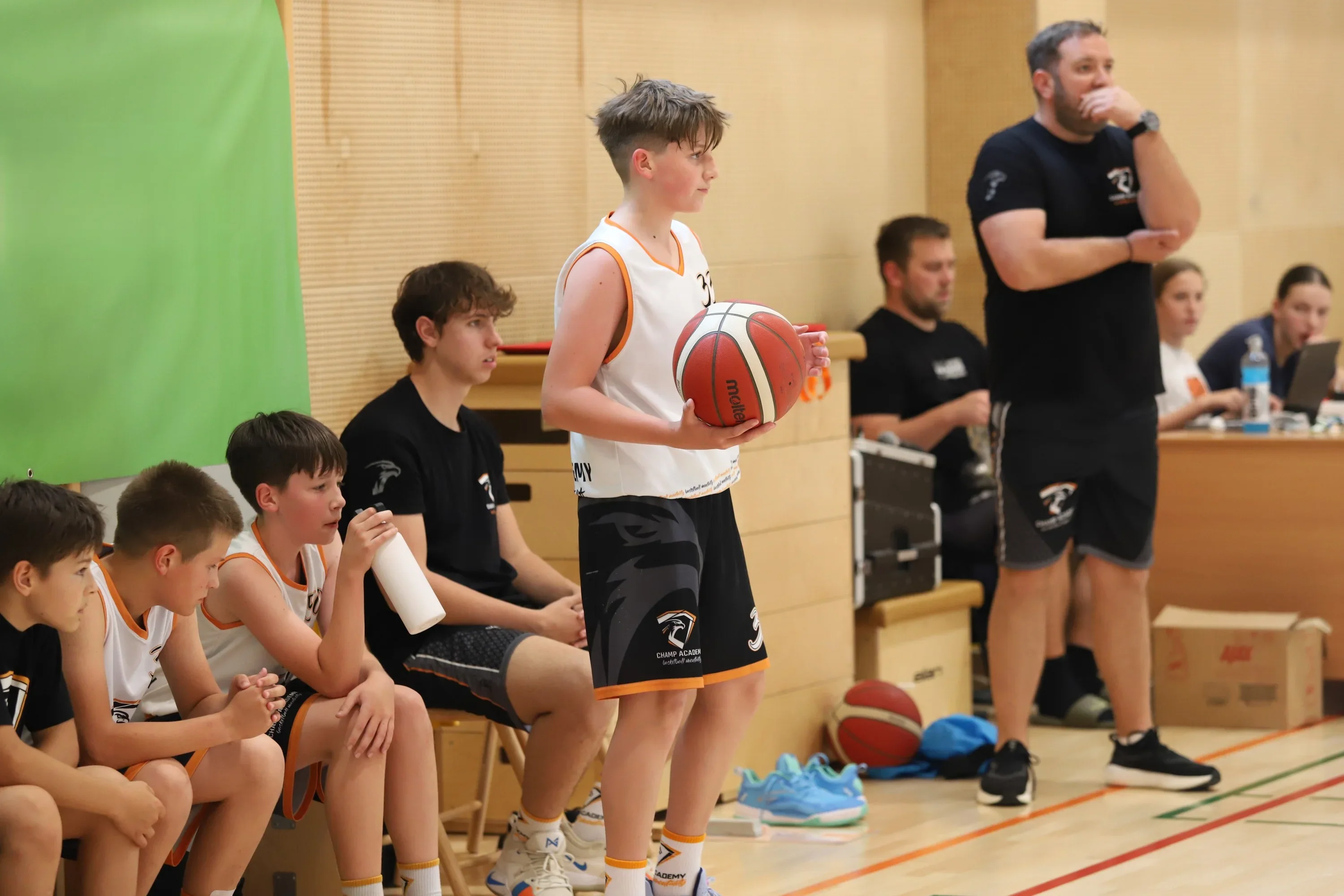 Siniša Banović z igralci U14 na klopi