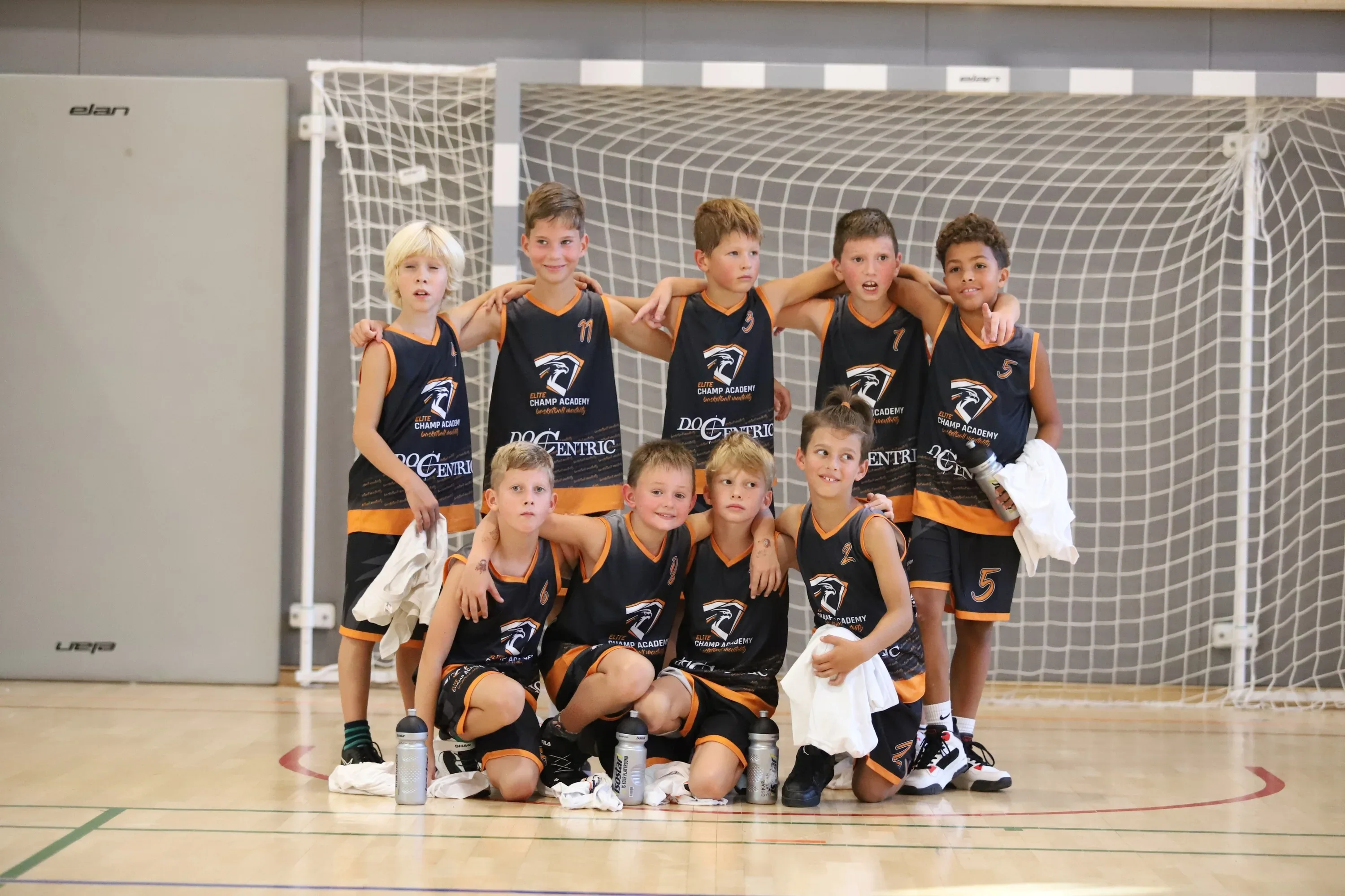 Fantje U10 pred golom v dvorani po tekmi VKL