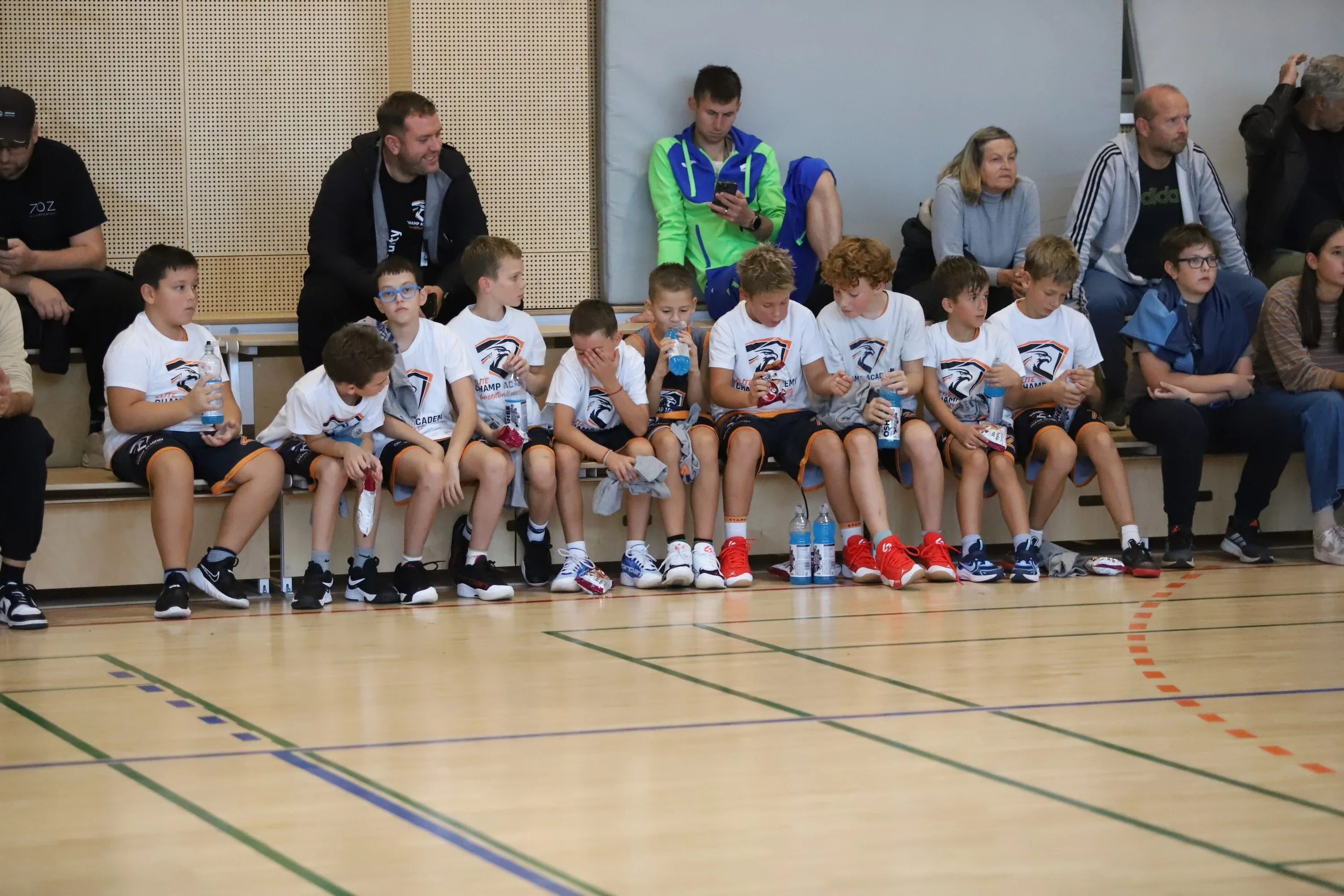 Selekcija U10 na klopi med tekmo VKL