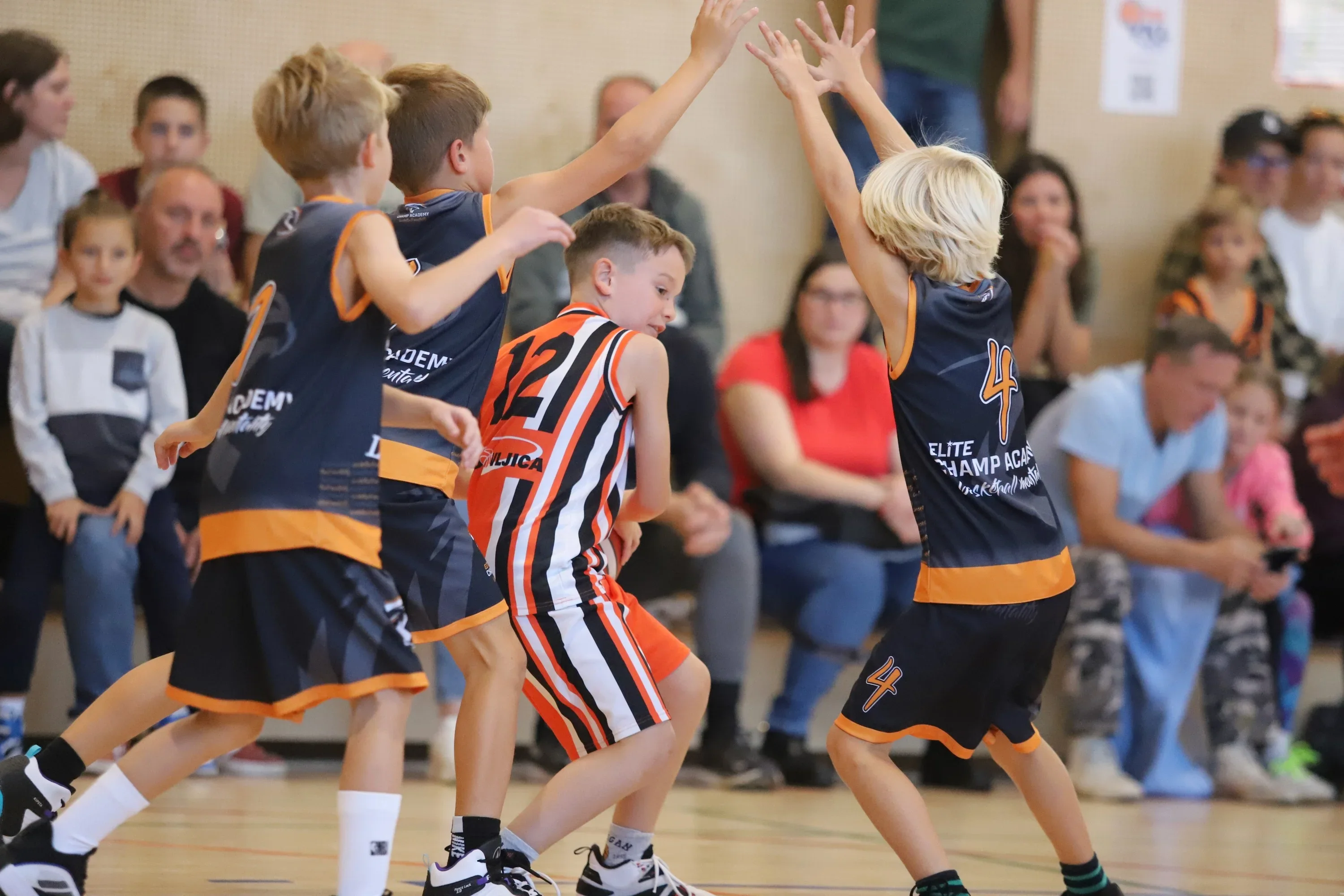 Obramba pod košem na tekmi U10 v VKL